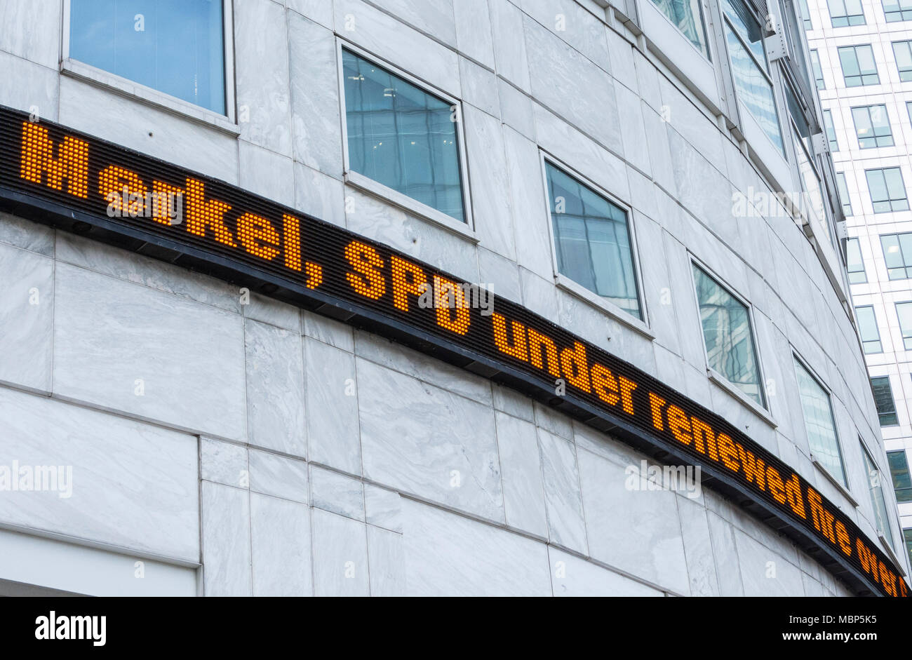 Headline news, il Cancelliere tedesco Angela Merkel sotto rinnovato... Reuters via digital FEED RSS Foto Stock