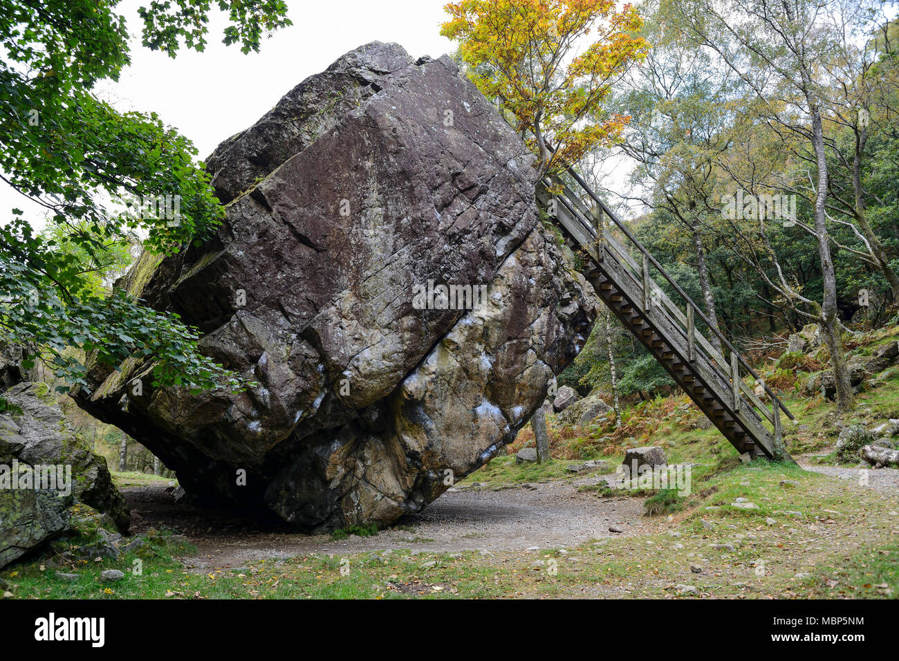 La pietra Bowder in Borrowdale nel Parco nazionale del Lake District in Cumbria, Inghilterra Foto Stock