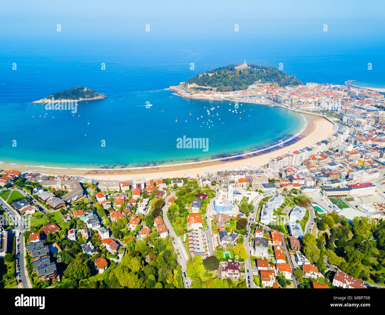 Santa Clara Isola e San Sebastian Donostia antenna città vista panoramica, Paese Basco in Spagna Foto Stock