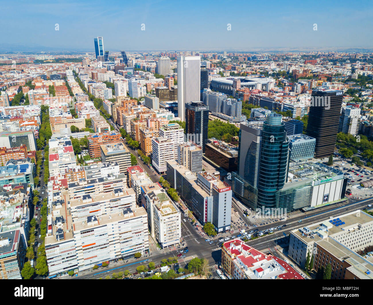 Antenna vista panoramica dei quartieri degli affari di Azca e CTBA a Madrid, Spagna Foto Stock