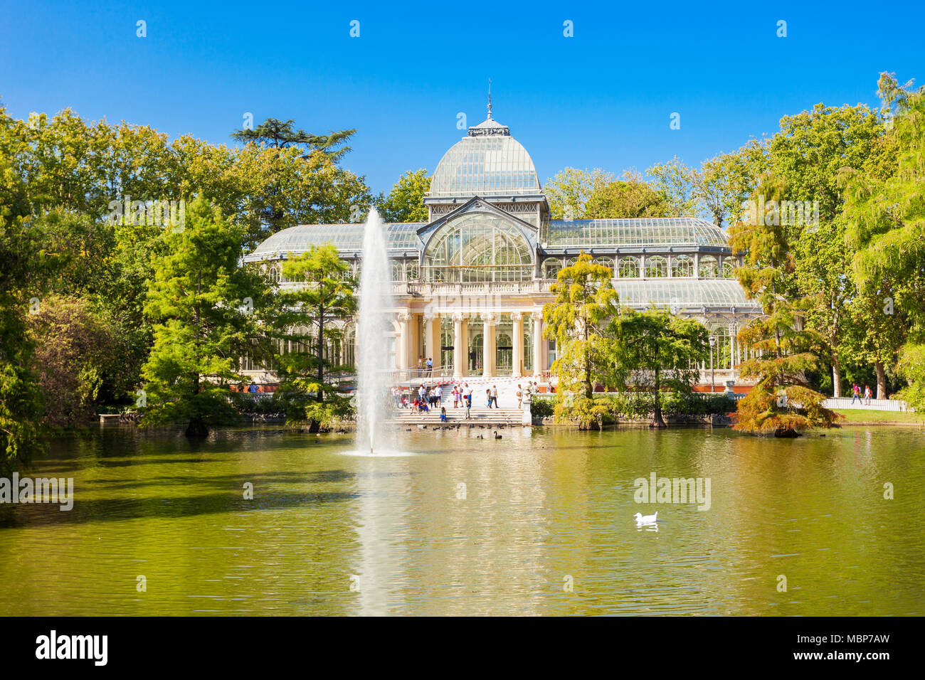 Il palazzo di cristallo o Palacio de Cristalis nel Buen Retiro Park, uno dei parchi più grandi della città di Madrid, Spagna. Madrid è la capitale della Spagna. Foto Stock