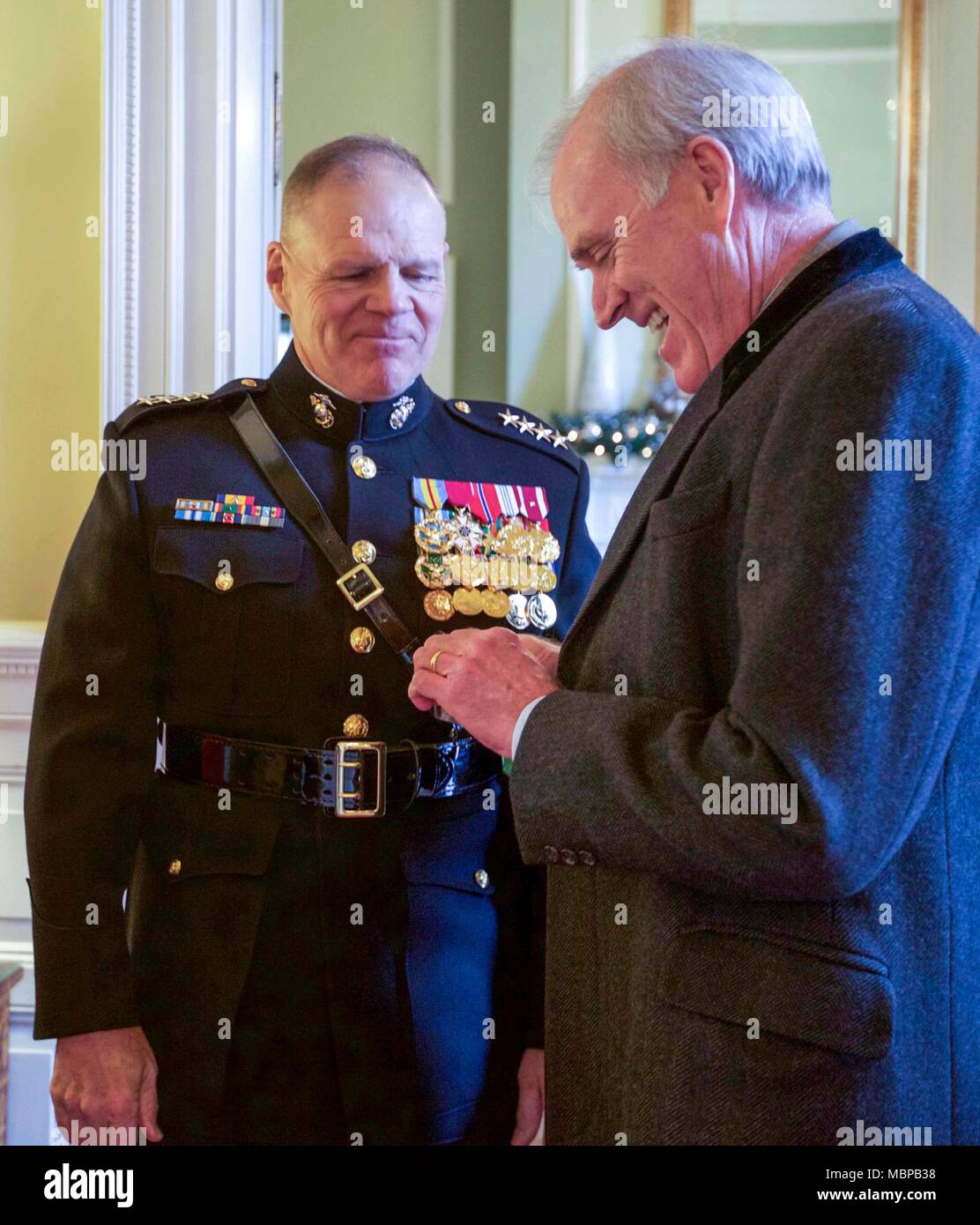 Il comandante del Marine Corps gen. Robert B. Neller, sinistra, accoglie con favore il segretario della Marina Militare, Richard V. Spencer prima del 2018 Serenata a sorpresa nella casa di Commandants, Washington D.C., 1 gennaio, 2018. La sorpresa Serenata è una tradizione che risale alla metà-1800's in cui U.S. Marine Band suona musica per il Comandante del Marine Corps nella sua casa il giorno di nuovi anni. (U.S. Marine Corps foto di Sgt. Olivia G. Ortiz) Foto Stock