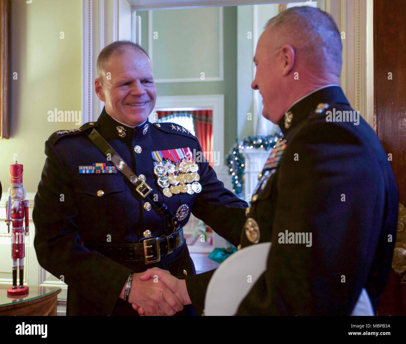 Il comandante del Marine Corps gen. Robert B. Neller, sinistro scuote le mani con Assistente Comandante del Marine Corps, Gen. Glenn M. Walters prima del 2018 Serenata a sorpresa nella casa di Commandants, Washington D.C., 1 gennaio, 2018. La sorpresa Serenata è una tradizione che risale alla metà-1800's in cui U.S. Marine Band suona musica per il Comandante del Marine Corps nella sua casa il giorno di nuovi anni. (U.S. Marine Corps foto di Sgt. Olivia G. Ortiz) Foto Stock