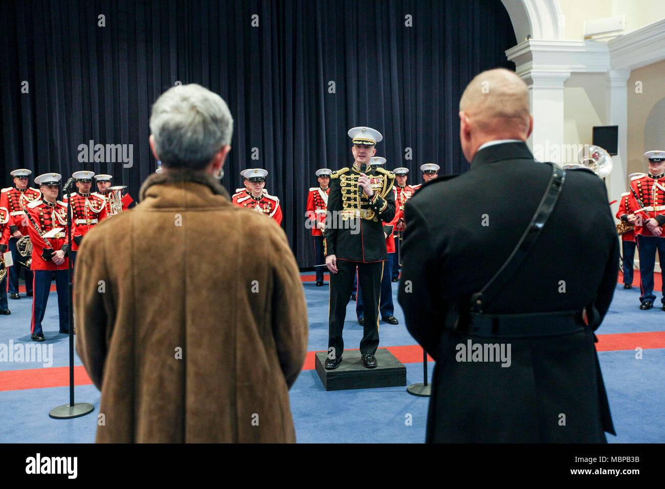 Stati Uniti Marine Corps Col. Jason K. Fettig, centro, direttore dell'U.S. Banda di Marino, parla durante il 2018 sorpresa Serenata alla caserma marini Washington, Washington D.C., 1 gennaio, 2018. La sorpresa Serenata è una tradizione che risale alla metà-1800's in cui U.S. Marine Band suona musica per il Comandante del Marine Corps nella sua casa il giorno di nuovi anni. (U.S. Marine Corps foto di Sgt. Olivia G. Ortiz) Foto Stock