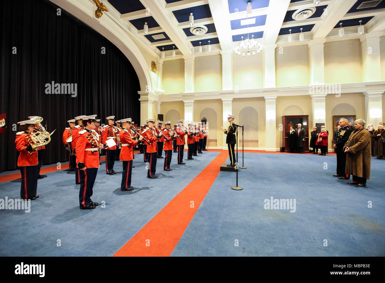 Stati Uniti Marine Corps Col. Jason K. Fettig, centro, direttore dell'U.S. Banda di Marino, conduce il 2018 sorpresa Serenata alla caserma marini Washington, Washington D.C., 1 gennaio, 2018. La sorpresa Serenata è una tradizione che risale alla metà-1800's in cui U.S. Marine Band suona musica per il Comandante del Marine Corps nella sua casa il giorno di nuovi anni. (U.S. Marine Corps foto di Sgt. Olivia G. Ortiz) Foto Stock