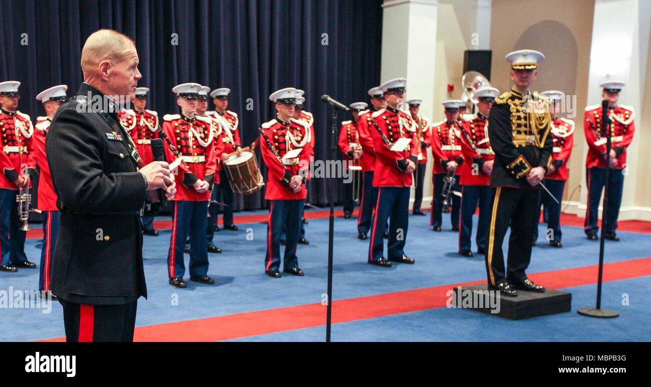 Il comandante del Marine Corps gen. Robert B. Neller parla agli ospiti durante il 2018 sorpresa Serenata alla caserma marini Washington, Washington D.C., 1 gennaio, 2018. La sorpresa Serenata è una tradizione che risale alla metà-1800's in cui U.S. Marine Band suona musica per il Comandante del Marine Corps nella sua casa il giorno di nuovi anni. (U.S. Marine Corps foto di Sgt. Olivia G. Ortiz) Foto Stock