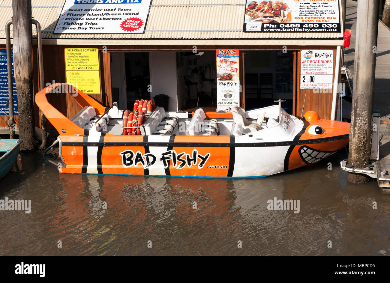 Bad pescosa Jet Boat, 'Screamo', ormeggiata in Marlin Marina, Cairns, Queensland, Australia Foto Stock