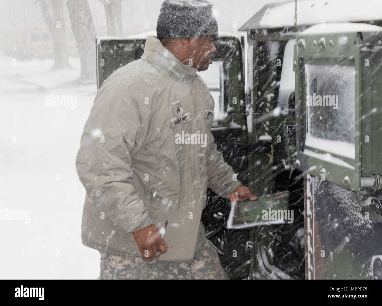 Stati Uniti Army Sgt. Ashaun Howard, un motore di trasporto operatore attaccata alla 719th Transportation Company, New York Army National Guard, esegue last minute controlli su Humvees designati per uso come parte della protezione di fronte alla tempeste invernali, a Camp Smith Sito di formazione, N.Y., 4 gennaio 2017. (Foto di U.S. Esercito nazionale del personale di guardia Sgt. Michael Davis) Foto Stock