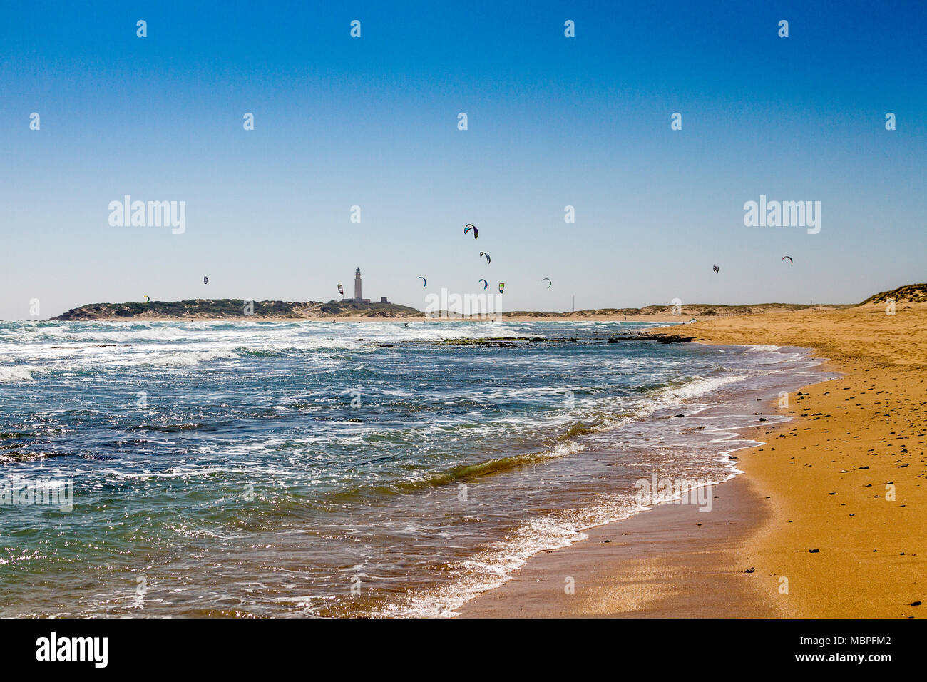 Il kite surf al largo di Capo Trafalgar, Spagna. Capo Trafalgar è un promontorio della Provincia di Cadice nel sud-ovest della Spagna. Foto Stock