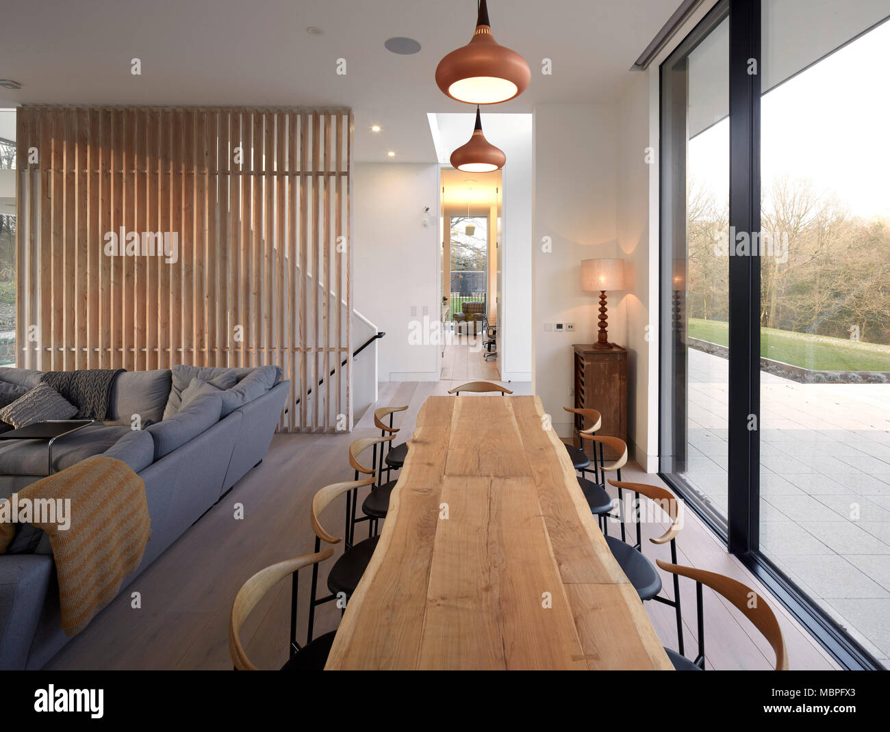 Al piano terra la zona soggiorno a pianta aperta. Highland House, Kent, Regno Unito. Architetto: Ben Adams architetti, 2016. Foto Stock