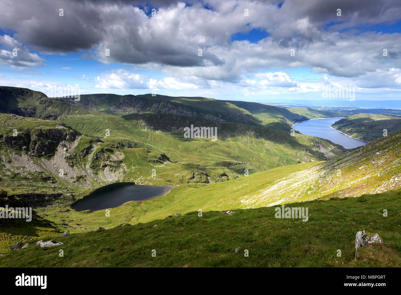 Piccolo acqua e Scafell serbatoio, Mardale valley, Parco Nazionale del Distretto dei Laghi, Cumbria, England, Regno Unito Foto Stock