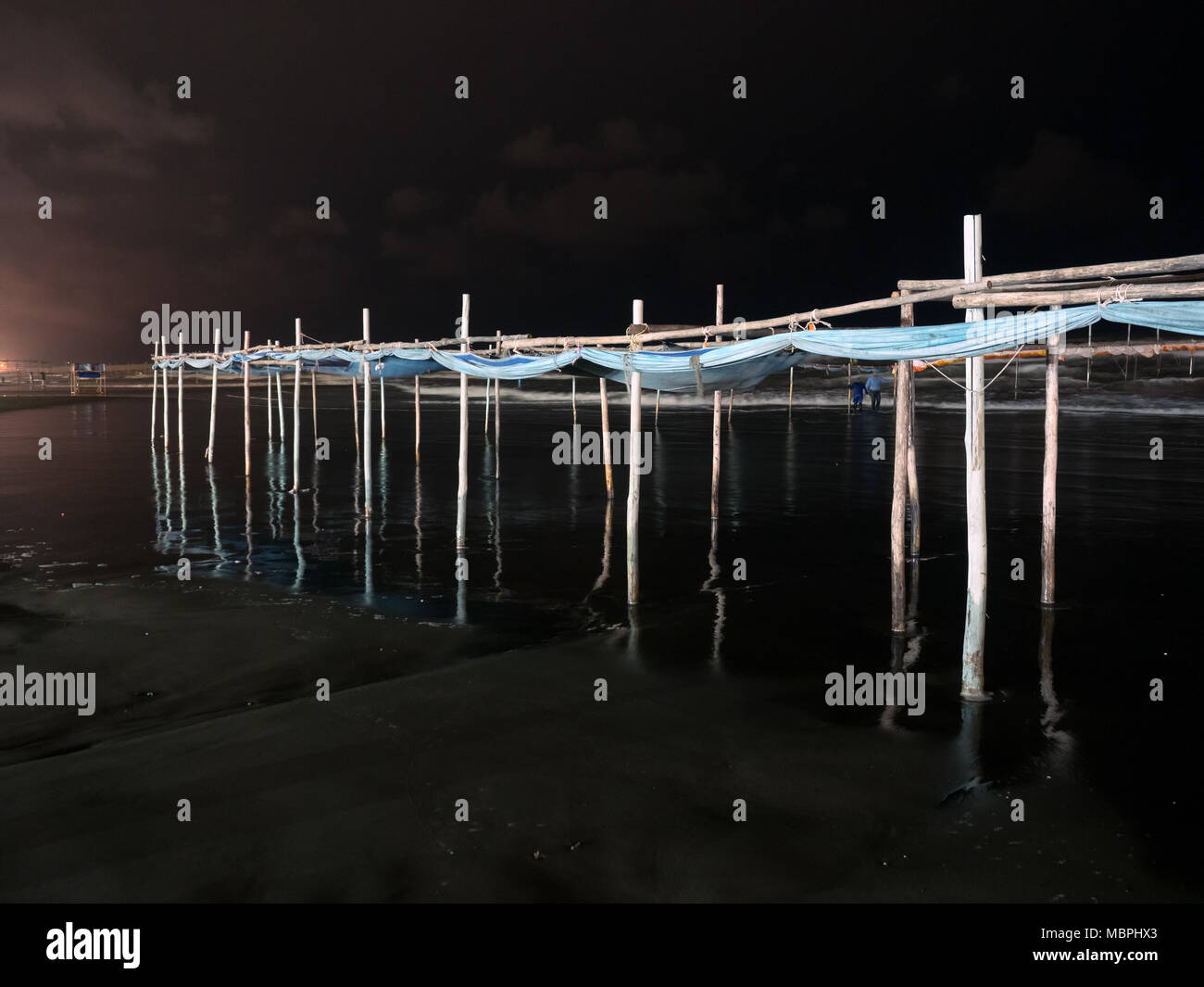 Vista notturna della struttura in legno utilizzati per separare le donne dagli uomini nel Mar Caspio, secondo regole islamiche. Babolsar, Iran Foto Stock