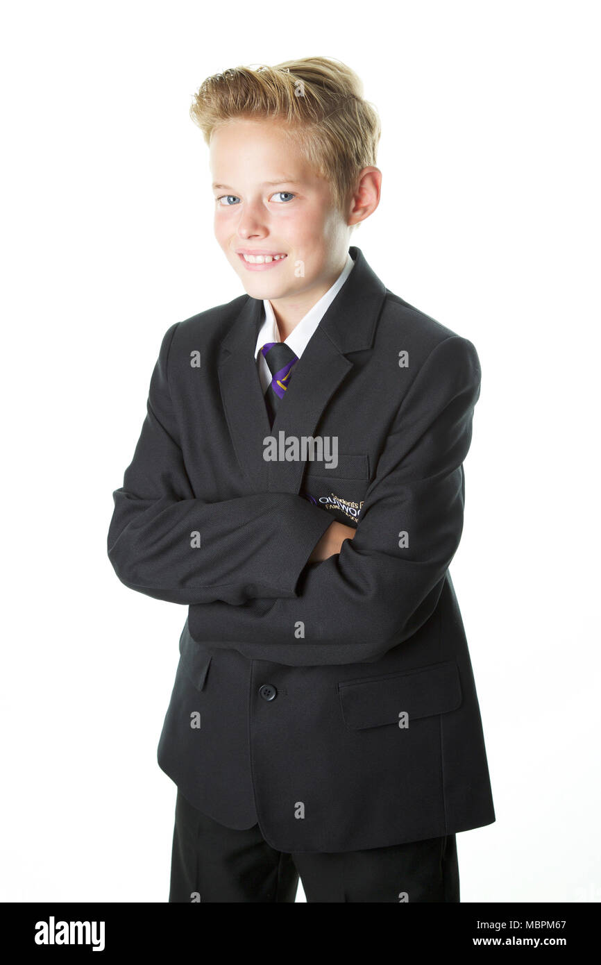 Felice ragazzo in uniforme scolastica Foto Stock