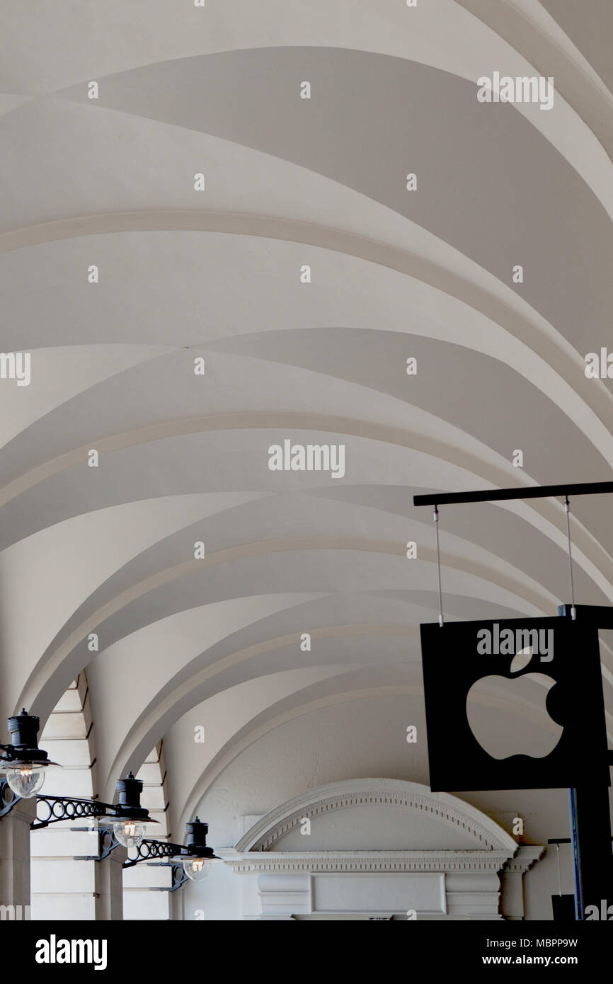 Il digital signage di Apple per negozio a Covent Garden di Londra, Regno Unito, contro il tetto dell'inguine arcade con soffitto a volta al di fuori, originariamente progettato da Inigo Jones Foto Stock