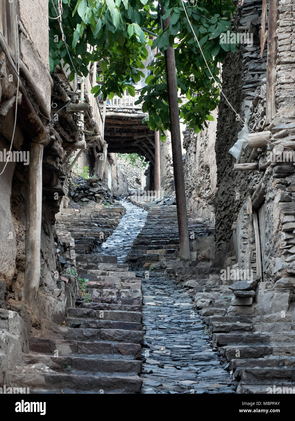Ripido stretto vicolo di Kang, villaggio storico dell'Iran settentrionale Foto Stock