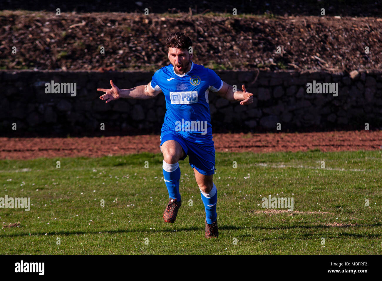 Cwmamman uniti Centrocampista sinistro Tom Blackburn celebra l'apertura del segnare nelle prime fasi del primo semestre, Cwmamman Regno 2-2 Port Talbot Town. Foto Stock