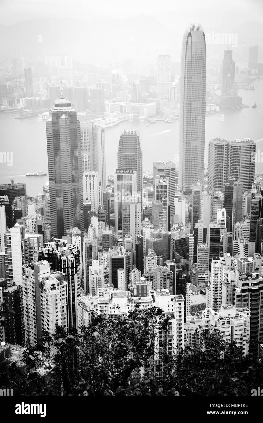 Skyline di Hong Kong e il Victoria Harbour visto da Victoria Peak sull isola di Hong Kong, SAR di Cina Foto Stock