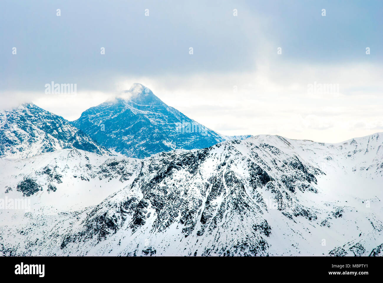Tatry montagne con cime innevate in Polonia. Foto Stock