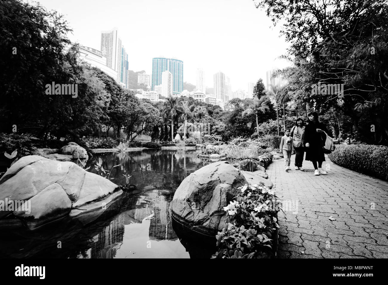 Una famiglia godendo la tranquillità a Hong Kong Park sull isola di Hong Kong, Hong Kong SAR della Cina Foto Stock