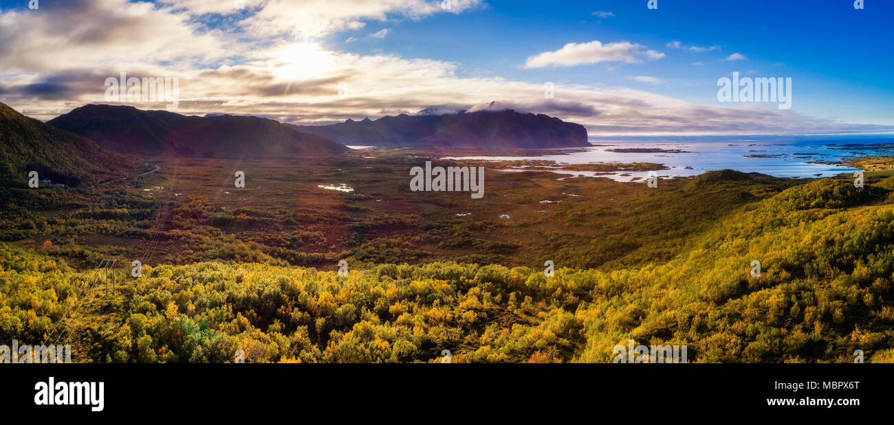 Vista aerea di una panoramica costa su isole Lofoten in Norvegia Foto Stock