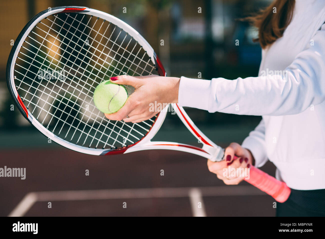 Prepararsi a servire. giocatore di tennis a partire insieme Foto Stock