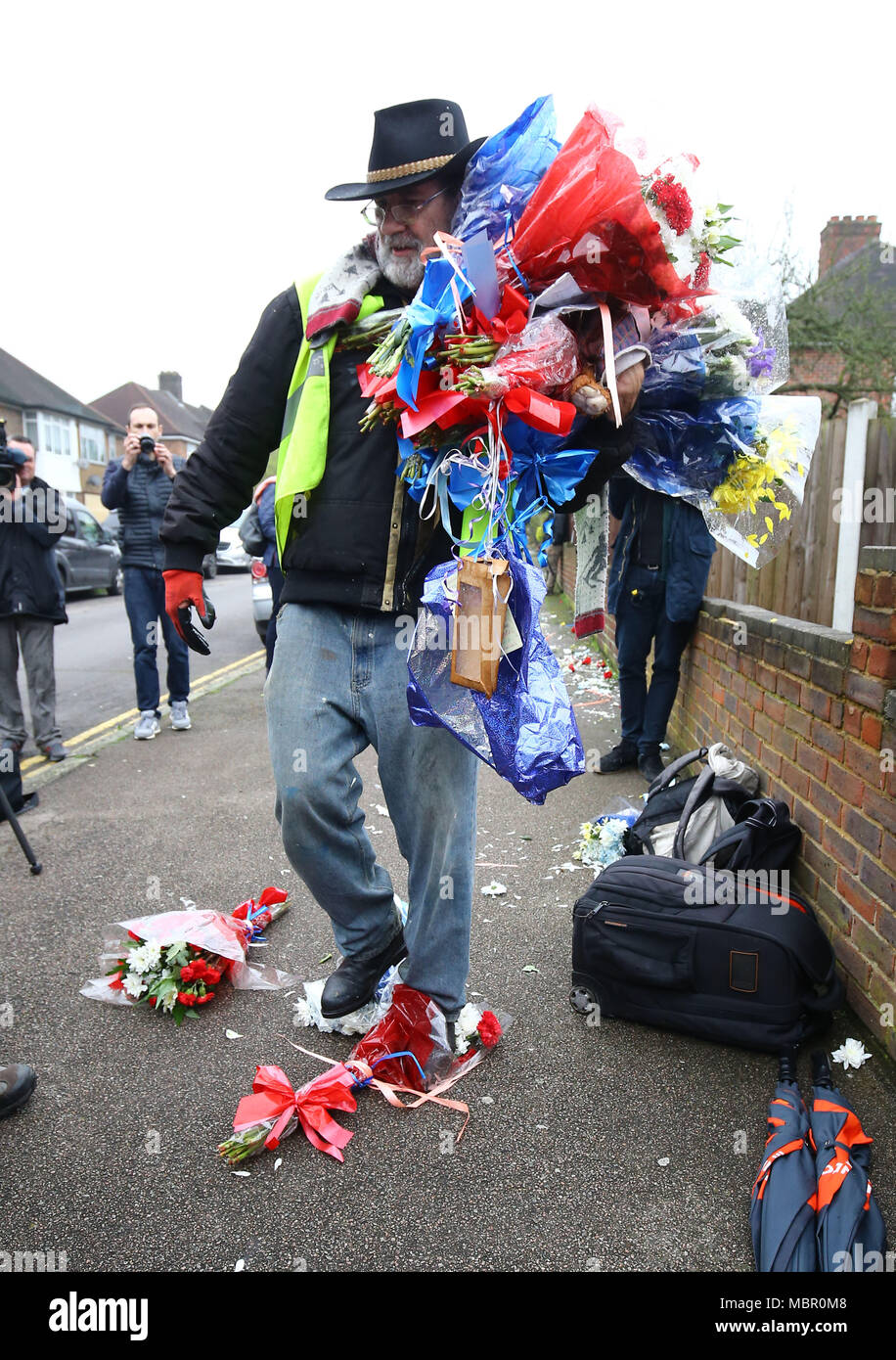 Iain Gordon prende i fiori lontano dalla scena vicino alla casa di Richard Osborn-Brooks in South Park Crescent in qua Green, Londra, dopo che essa è diventata un improbabile con un punto di infiammabilità di tensioni tra il dolore di famiglia e i suoi vicini poiché l'incidente della settimana scorsa dopo scassinatore Henry Vincent è stato ucciso da Richard Osborn-Brooks a casa sua. Foto Stock