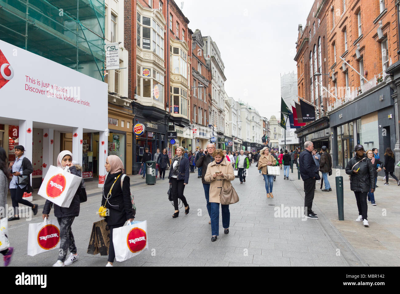 Dublino, Irlanda - 07 maggio, 2016: la gente che camminava sul Grafton Street. La principale strada commerciale della città è una delle più costose del mondo. Foto Stock