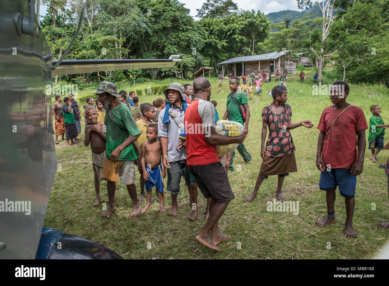 Chi scarica il cibo da una MAF (Mission Aviation Fellowship) aereo in una zona remota, Wanekipa village, Papua Nuova Guinea Foto Stock