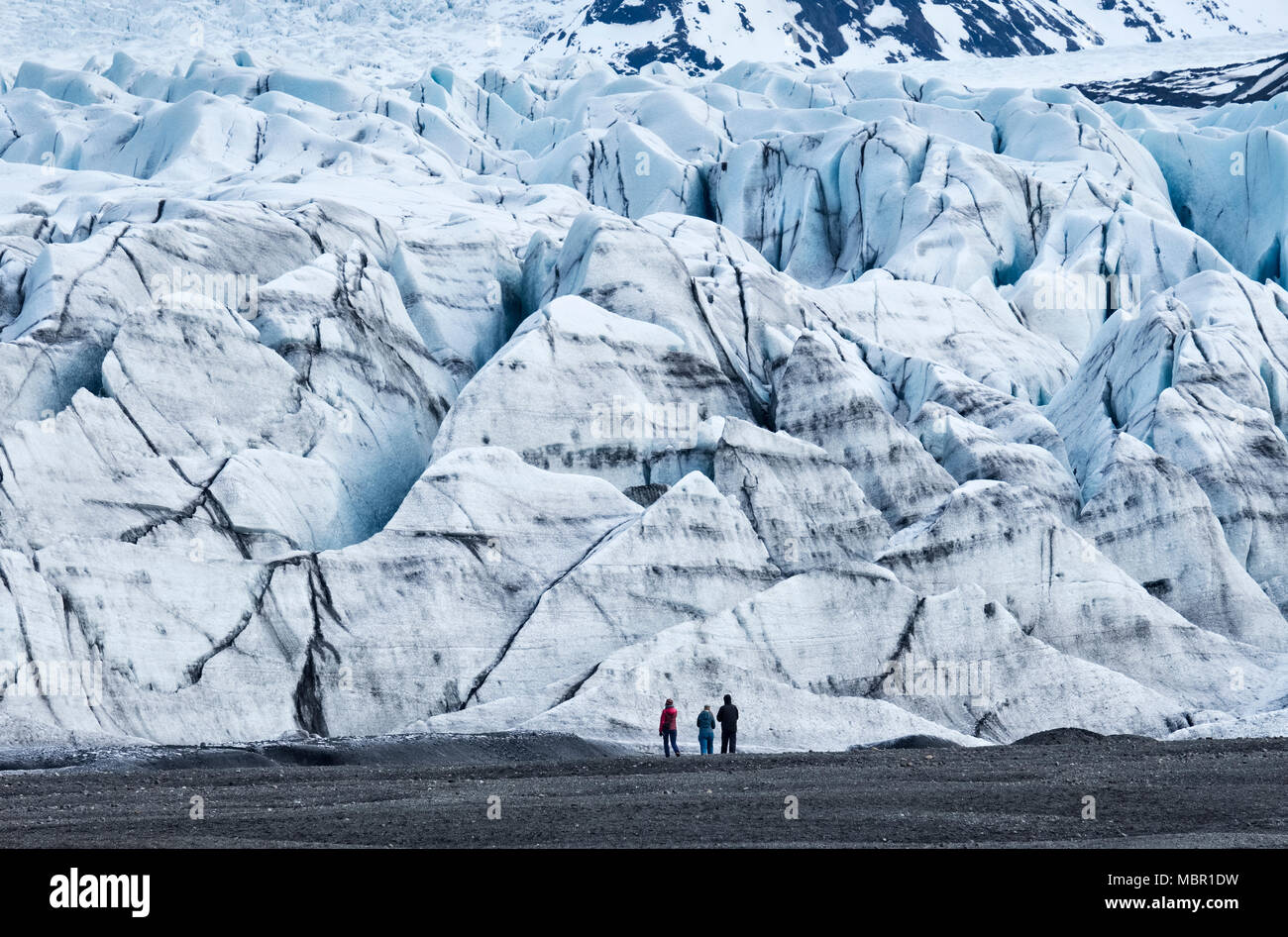 Skaftafellsjökull, Islanda. I turisti stare ai piedi del ghiacciaio Skaftafell Foto Stock