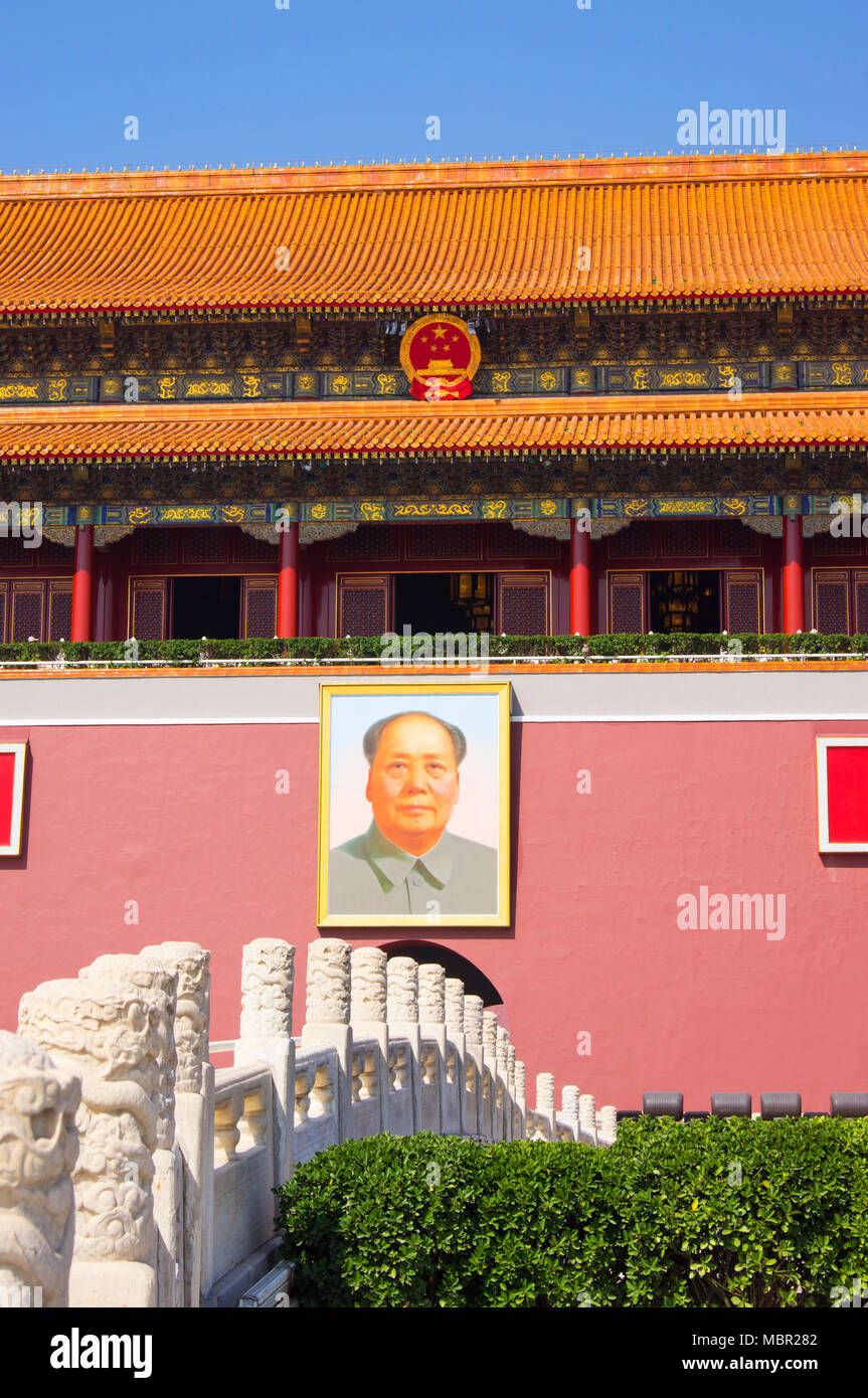 L'ingresso alla Città Proibita di Pechino, Cina, visto attraverso un ponte ornamentali. Il presidente Mao il famoso ritratto appeso sopra la porta d ingresso Foto Stock