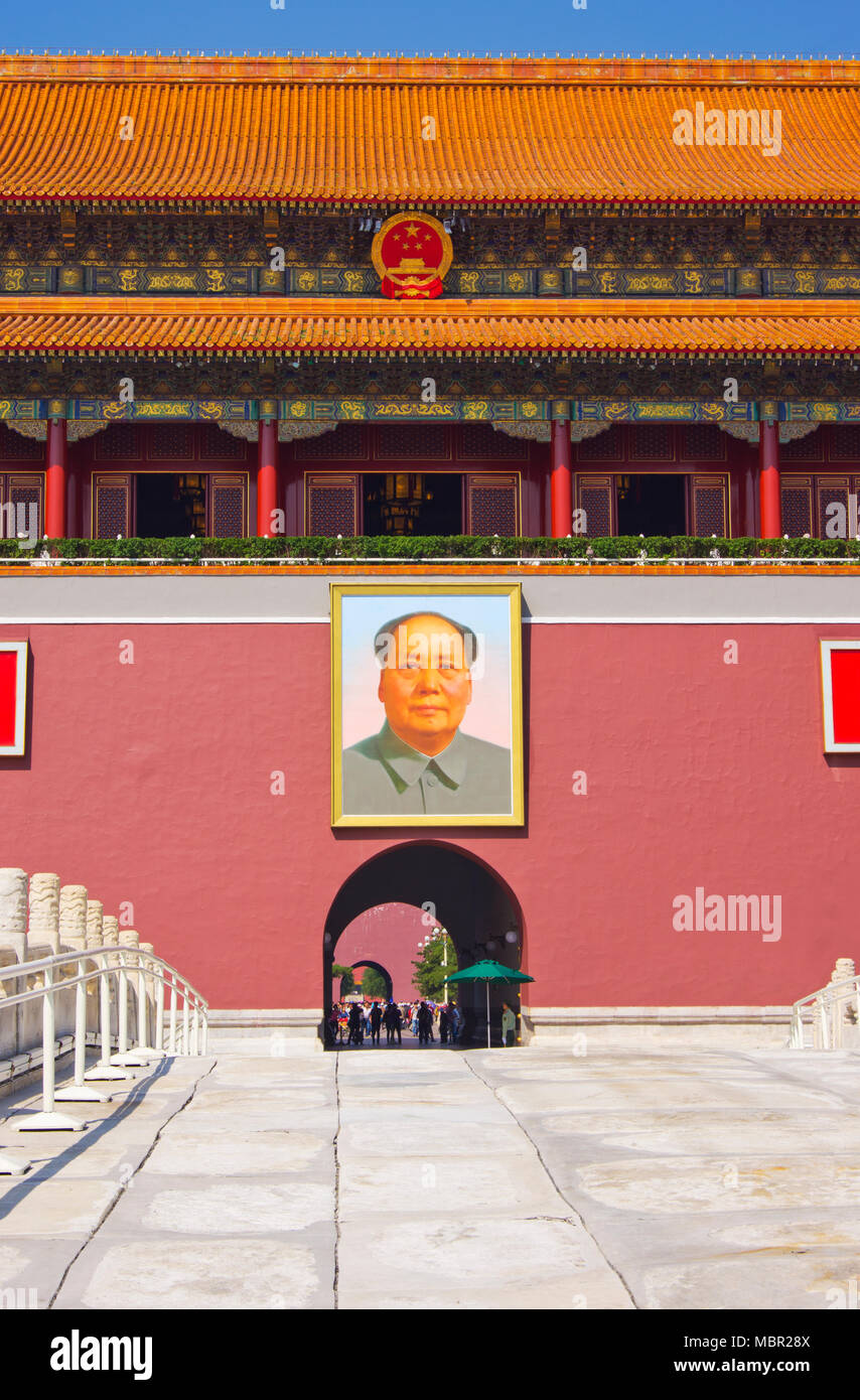 L'ingresso alla Città Proibita di Pechino, Cina, visto attraverso un ponte ornamentali. Il presidente Mao il famoso ritratto appeso sopra la porta d ingresso Foto Stock