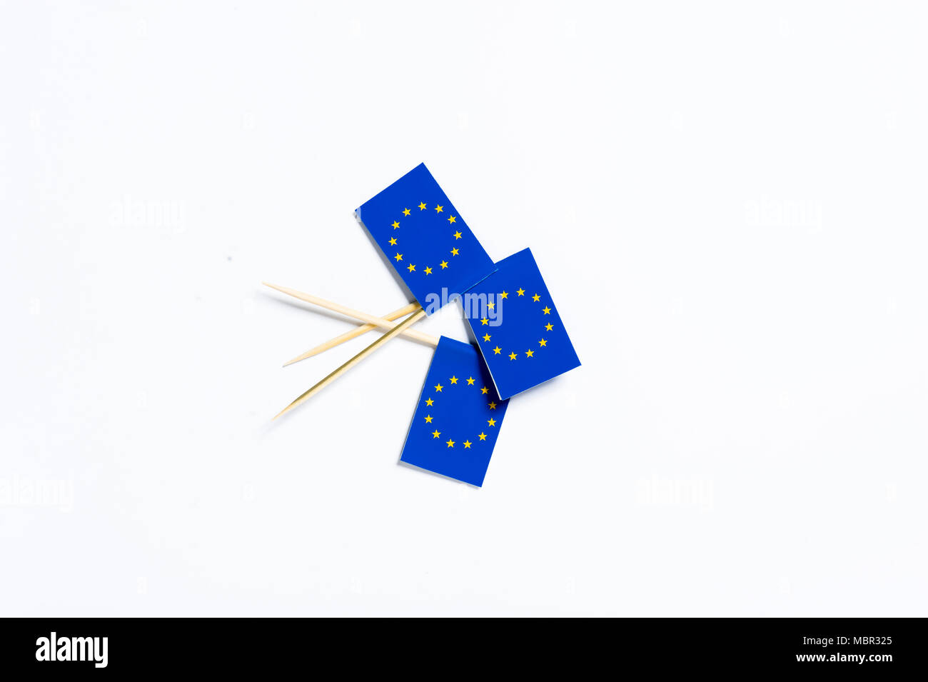 Tre Unione europea bandiere su sfondo bianco Foto Stock