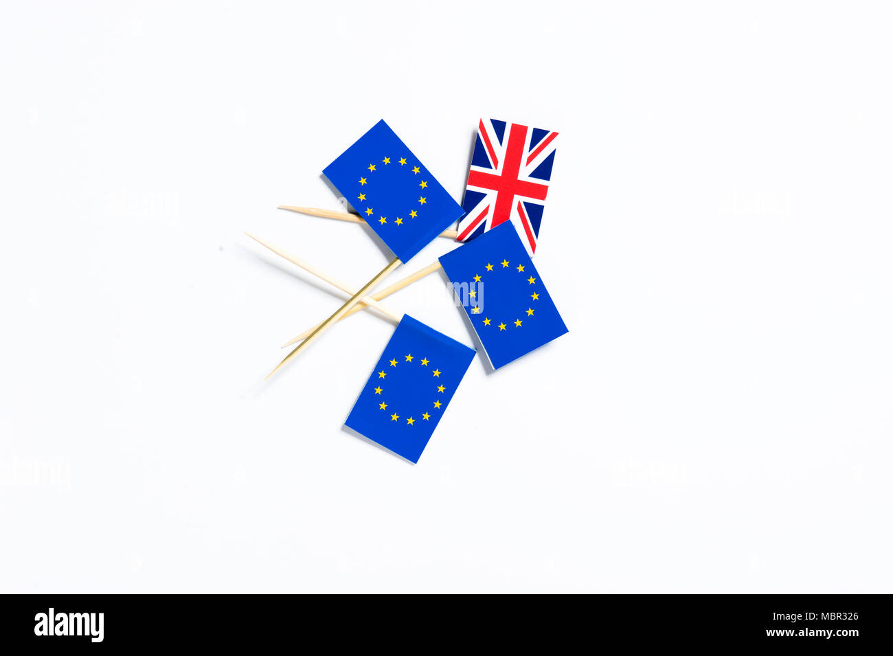 Un Union Jack flag e tre Unione europea bandiere su sfondo bianco Foto Stock