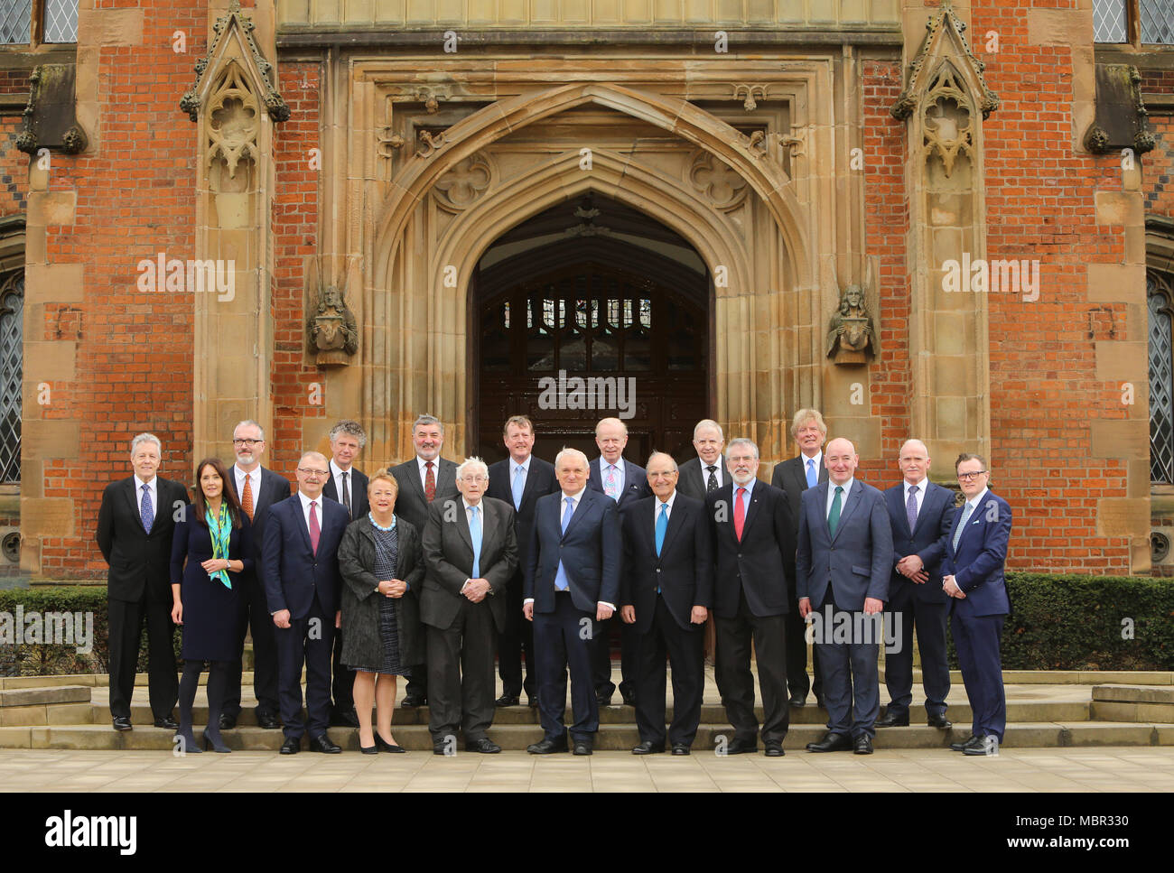 In posa per una foto di classe al di fuori del Queen's University di Belfast, Martedì, Aprile 10th, 2018. Isabel Jennings (Queen's University di Belfast), il professor James McElnay (Queen's University di Belfast) Monica McWilliams, Seamus Mallon, al ex Taoiseach Mr Bertie Ahern, il senatore George Mitchell J., Gerry Adams, Mark Durkan e il professor Ian Greer (in entrata il Vice Cancelliere del Queen's University di Belfast.) Indietro riga da sinistra: Peter Robinson, il Professor Richard Inglese (Queen's University di Belfast), Jonathan Powell, Lord John Alderdice, Lord David Trimble, Sir Reg Empey, Paul Murphy, Professor Hastings Donnan (Q Foto Stock