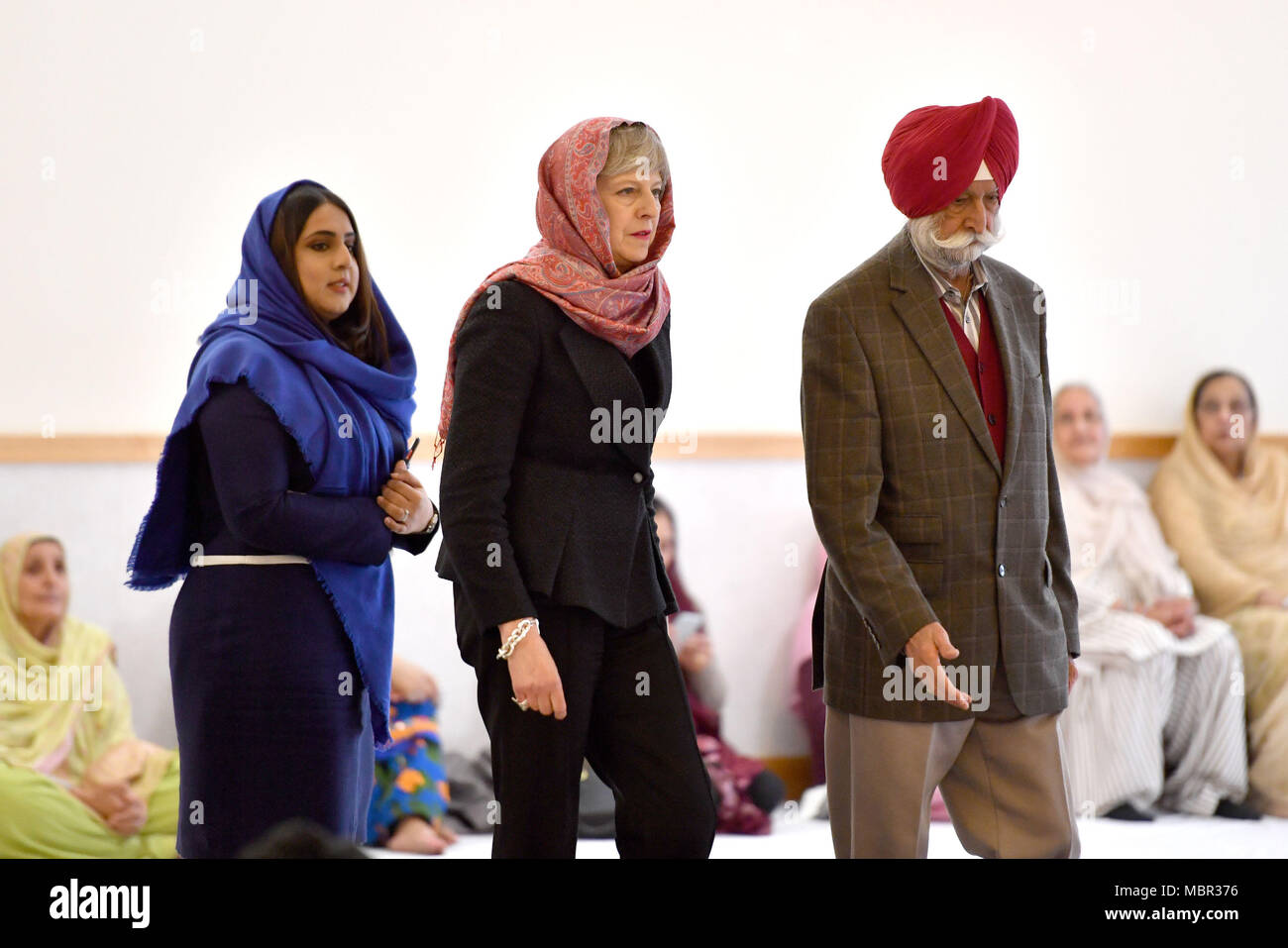 Il primo ministro Theresa Maggio (centro) durante la sua visita al Guru Nanak Gurdwara Sikh, a Walsall per contrassegnare Vaisakhi. Foto Stock