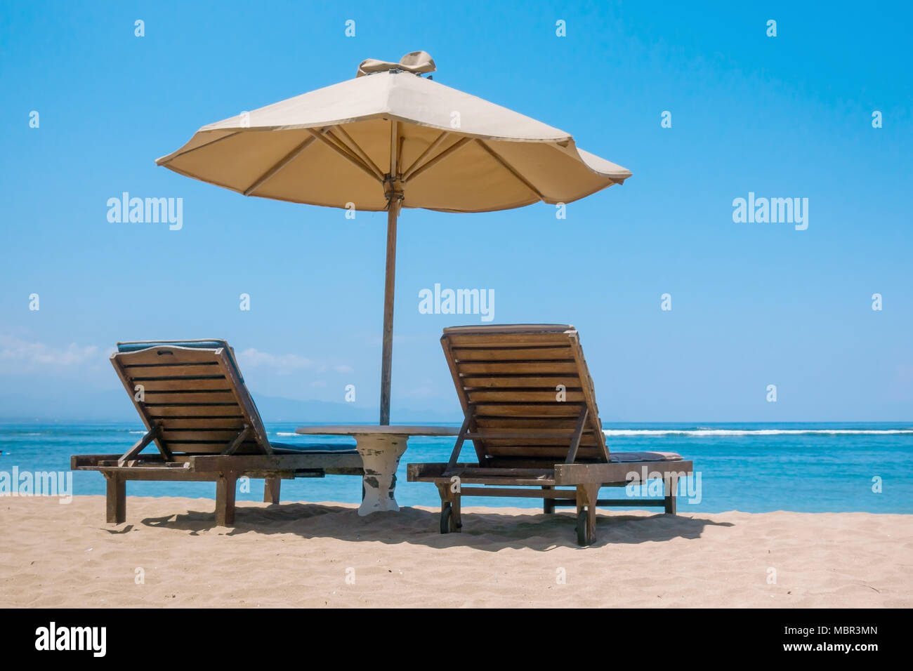 Due sedie a sdraio con ombrellone in spiaggia Foto stock - Alamy