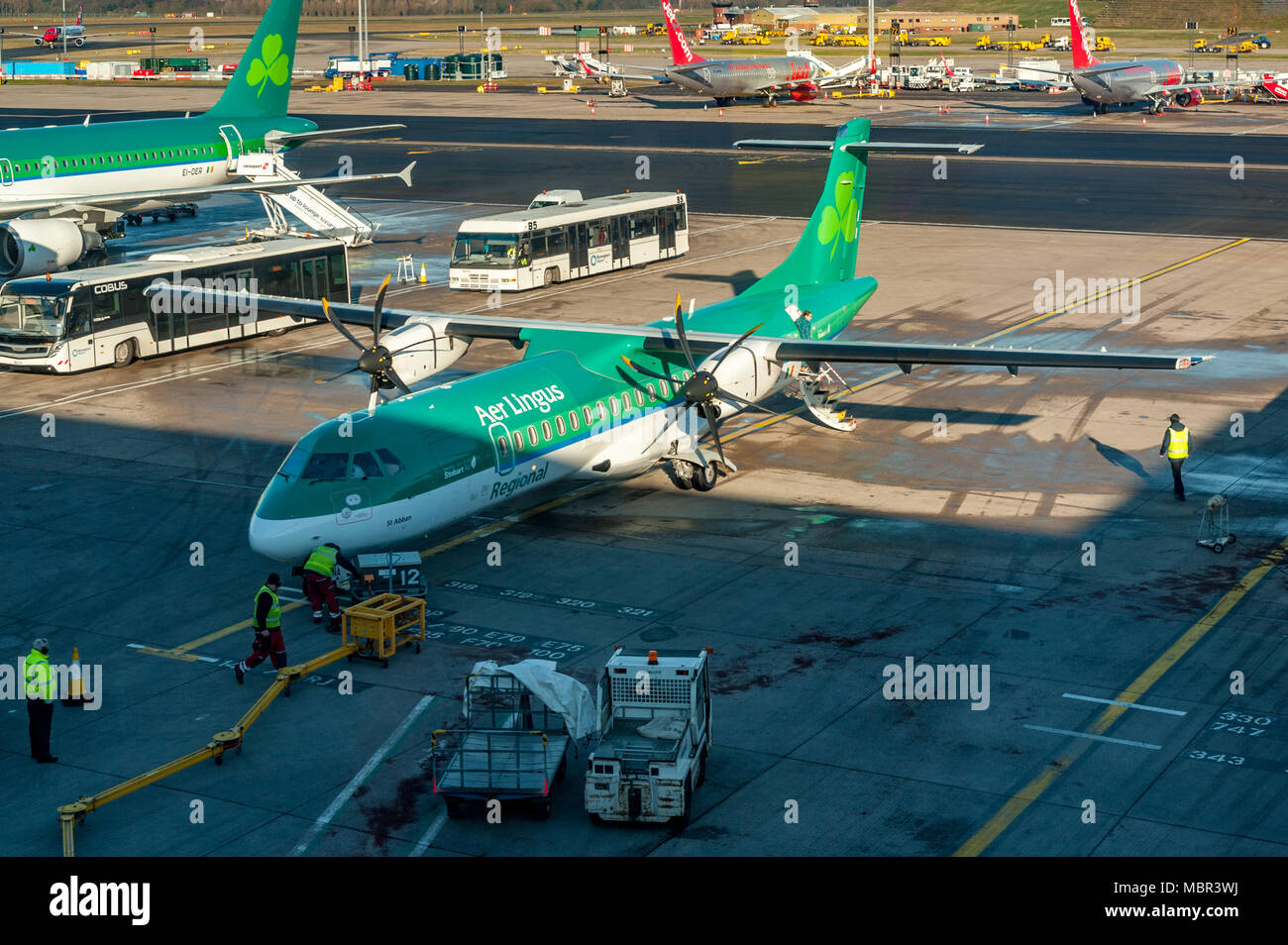 Aer Lingus ATR 72-600 elica sul piazzale dell'aeroporto di Birmingham, West Midlands, Regno Unito. Foto Stock