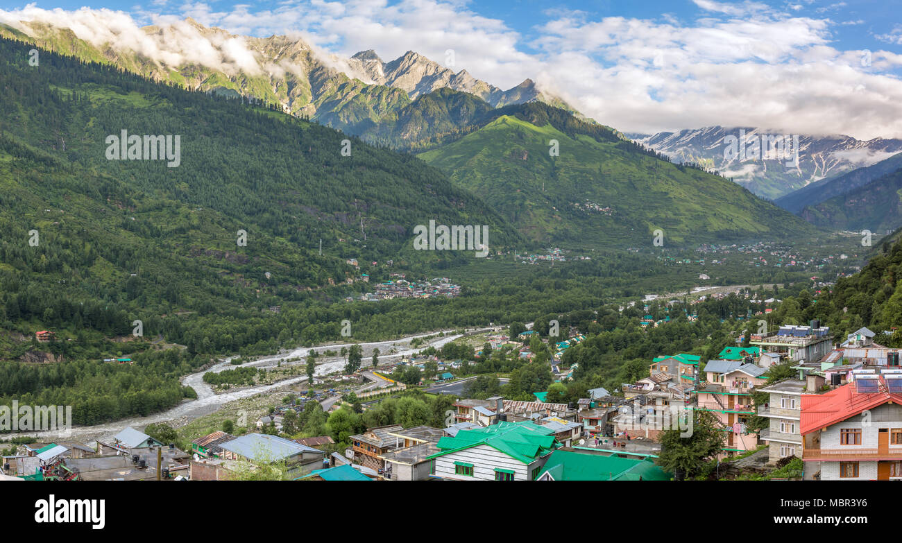 Il bellissimo panorama di Vashisht village e la valle di Kullu, India. Foto Stock