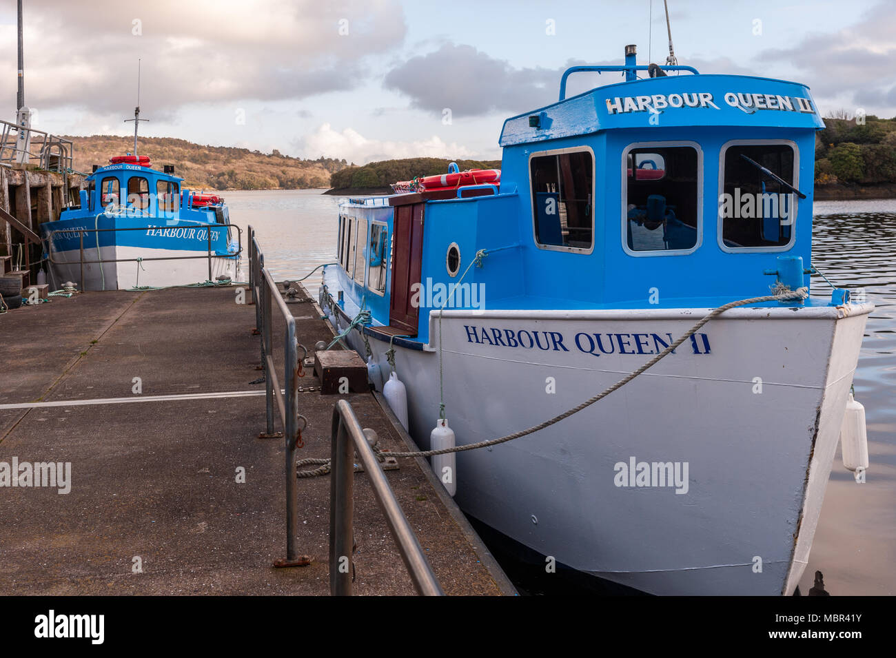 Glengarriff per guarnire isola barche passeggeri porto 1 Queen e 2 ormeggiato a Glengarriff Harbour, Glengarriff, County Cork, Irlanda con copia spazio. Foto Stock