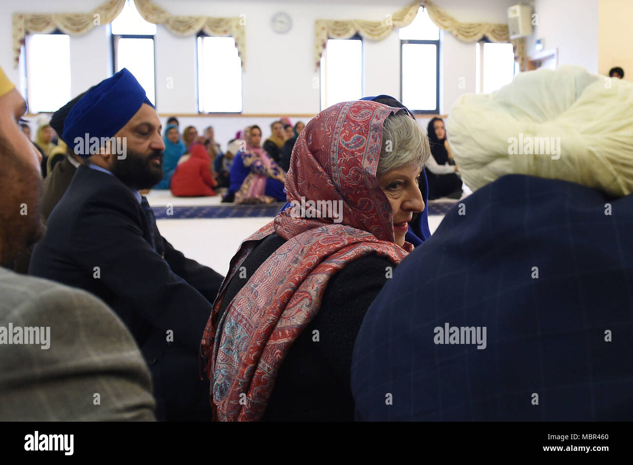 Il primo ministro Theresa Maggio durante la sua visita al Guru Nanak Gurdwara Sikh, a Walsall per contrassegnare Vaisakhi. Foto Stock