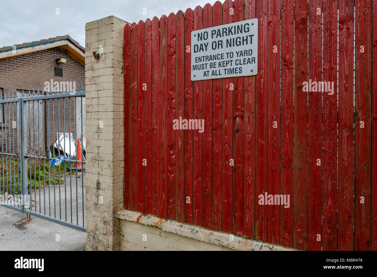 Nessun segno di parcheggio sul recinto accanto alla porta bloccata a Skibbereen, County Cork, Irlanda con copia spazio. Foto Stock