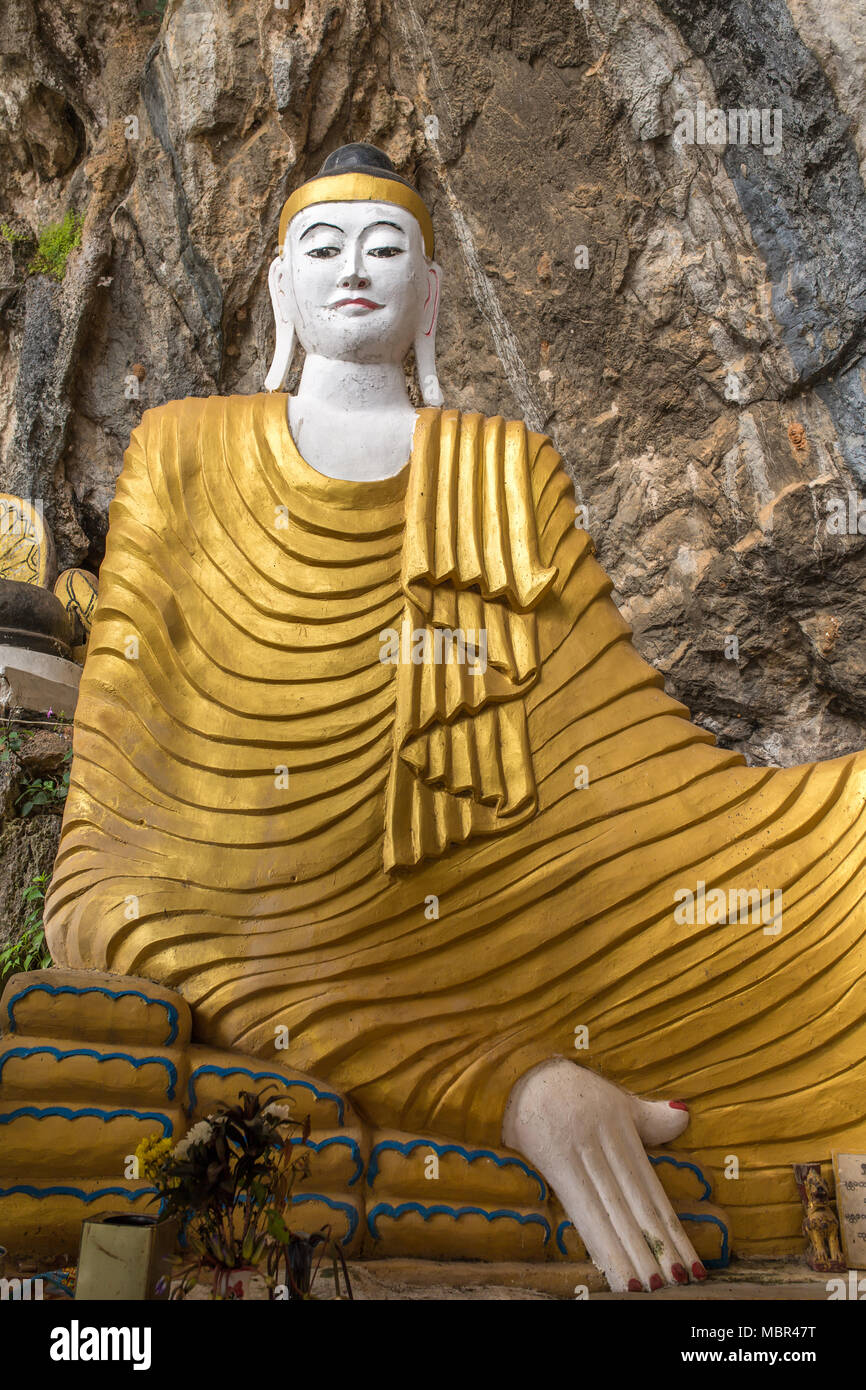 Tempio buddista in Saddar grotta nei pressi di Hpa-an in Myanmar Foto Stock