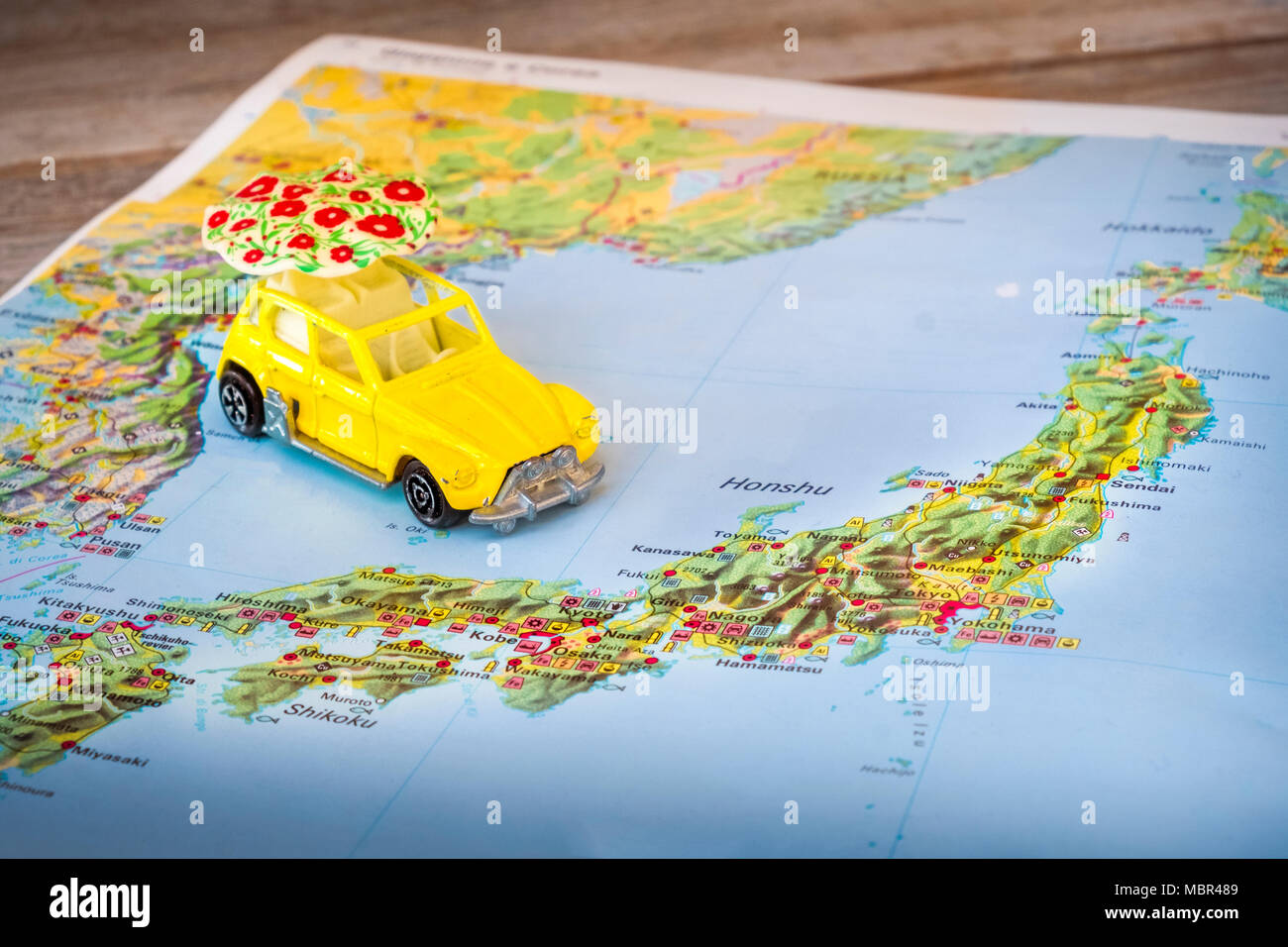 Giappone mappa giallo carta beetle giocattolo auto sfondo Foto Stock