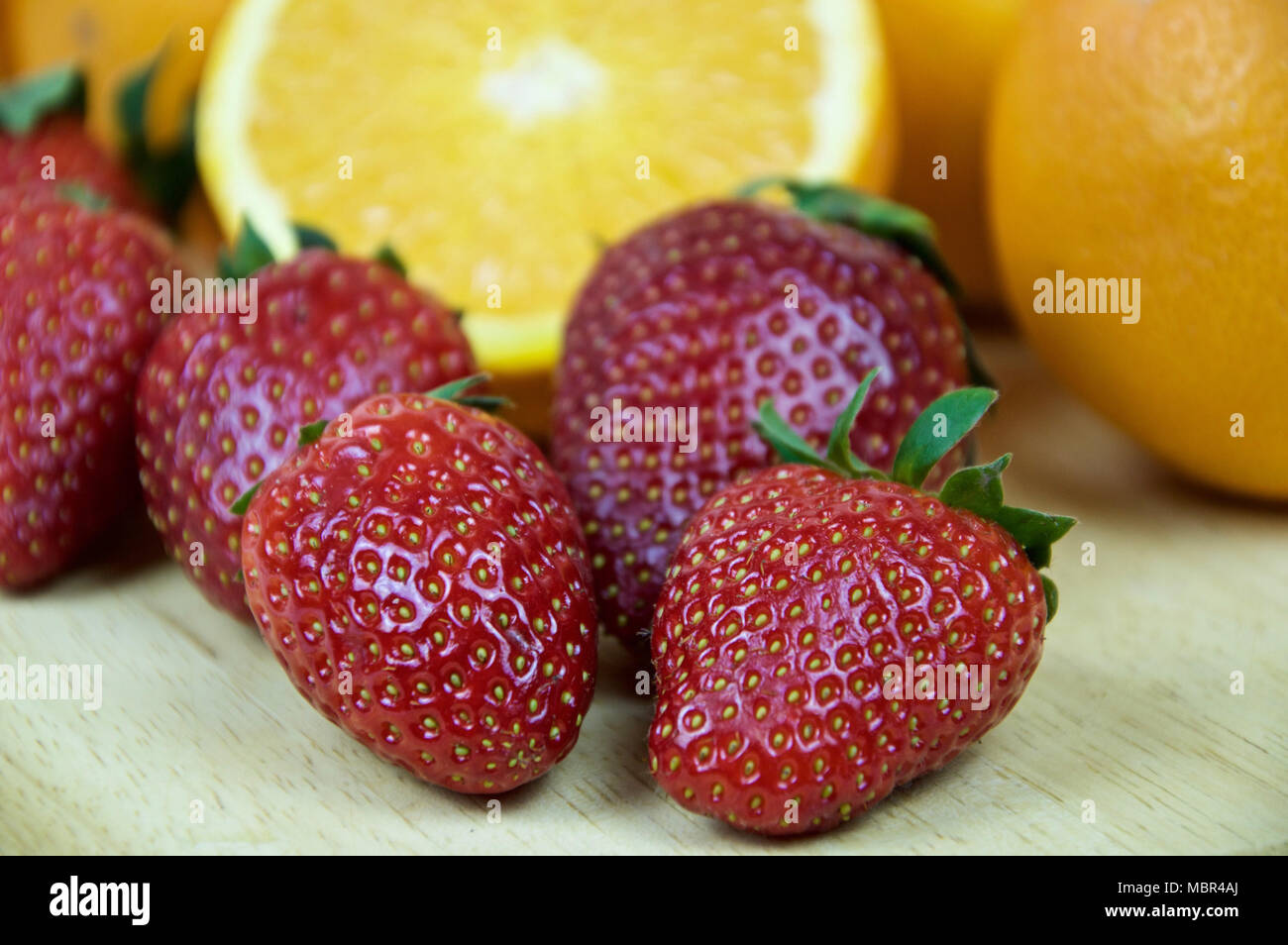 Fragole e arance in vista macro Foto Stock