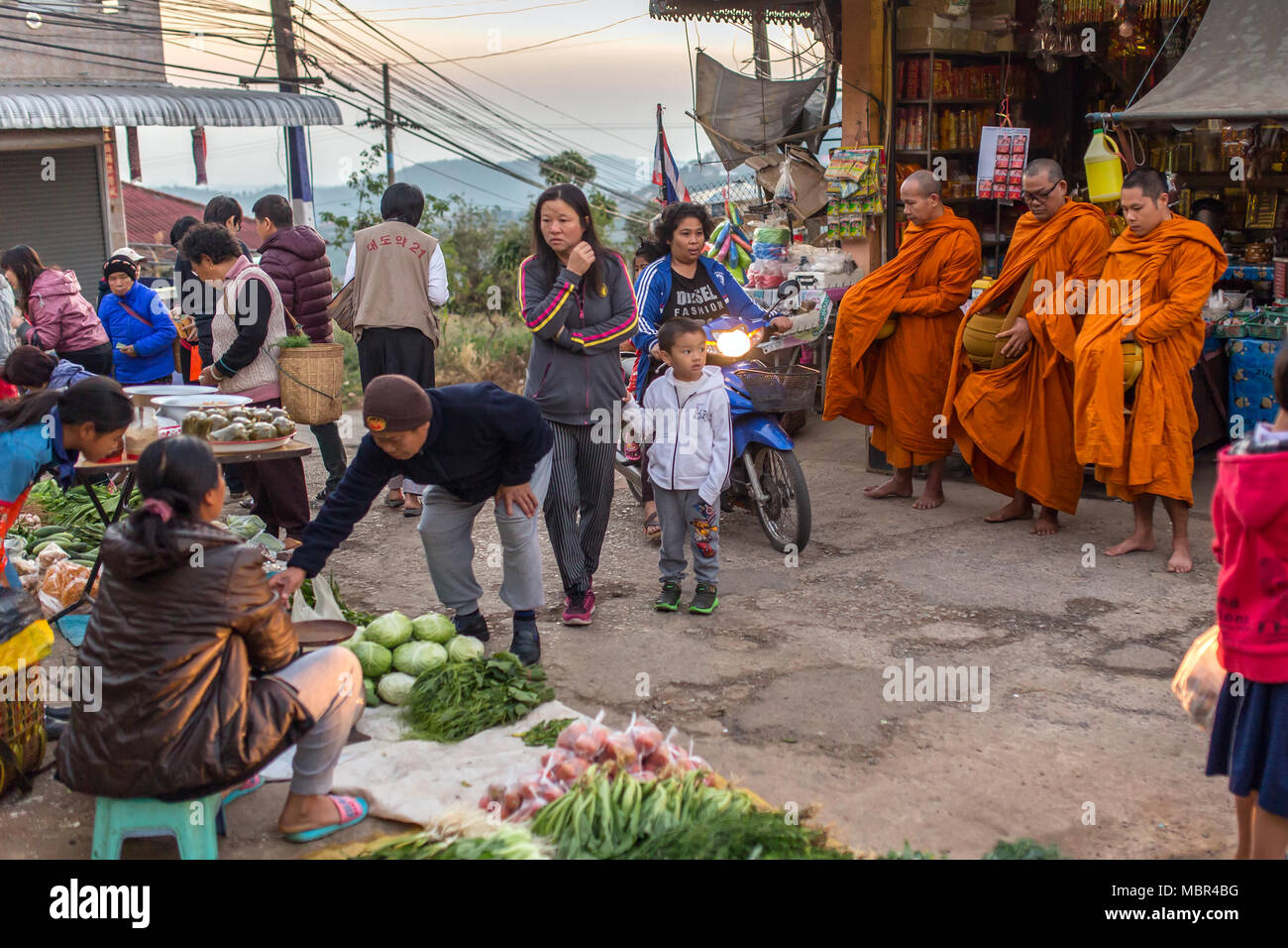 Mae Salong, Tailandia - 8 Febbraio 2017: mattina street scene in Mae Salong village, nel nord della Thailandia. I monaci tailandesi raccogliendo elemosine e offerte su basso Foto Stock