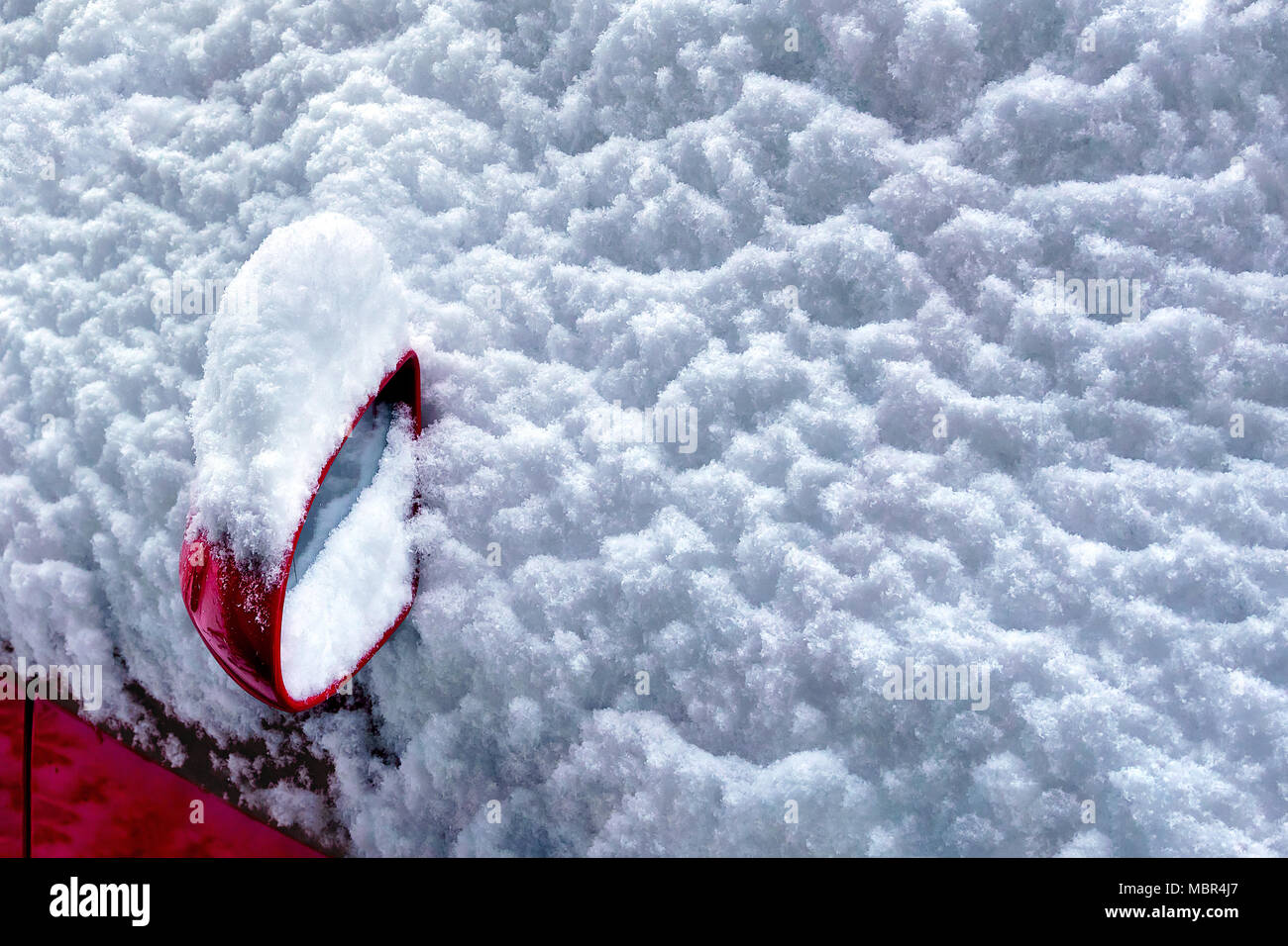 Auto coperti di neve nella bufera di neve in inverno Foto Stock