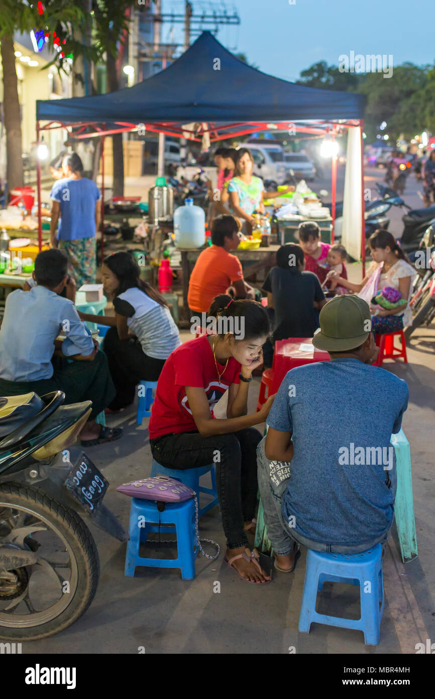 Monywa, Myanmar - Ottobre 9, 2016: popolo birmano strada mangiando cibi in Monywa, Myanmar. Foto Stock