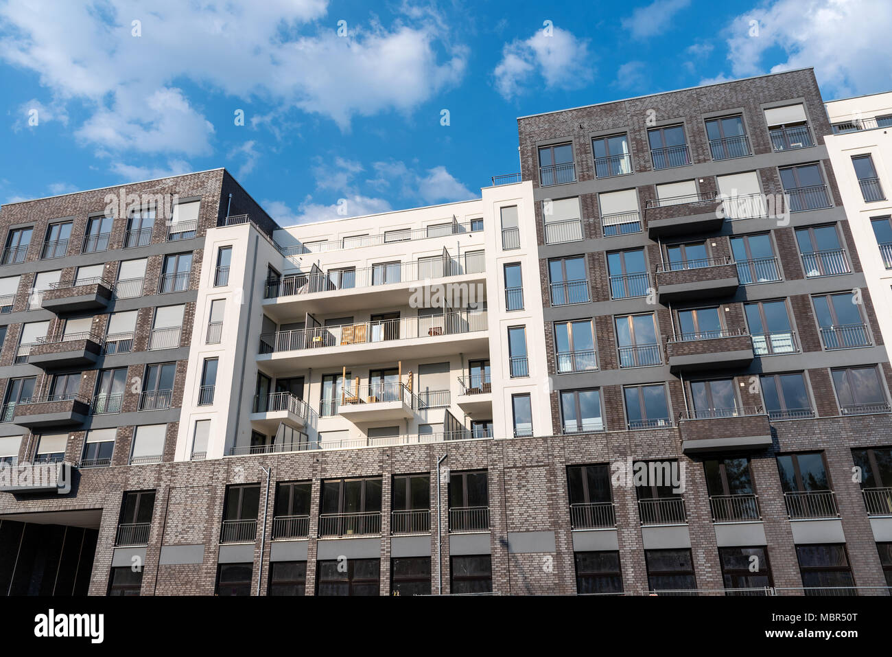 Moderno edificio di appartamenti visto a Berlino, Germania Foto Stock
