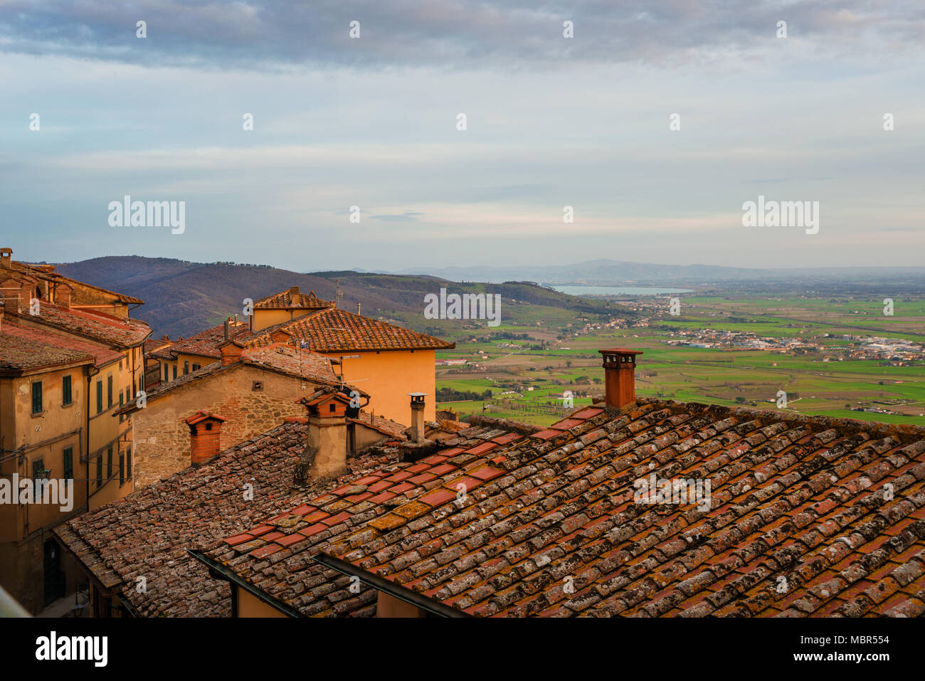 Vista della Val di Chiana in Toscana e il lago Trasimeno Cortona dalla città medievale di tetti Foto Stock