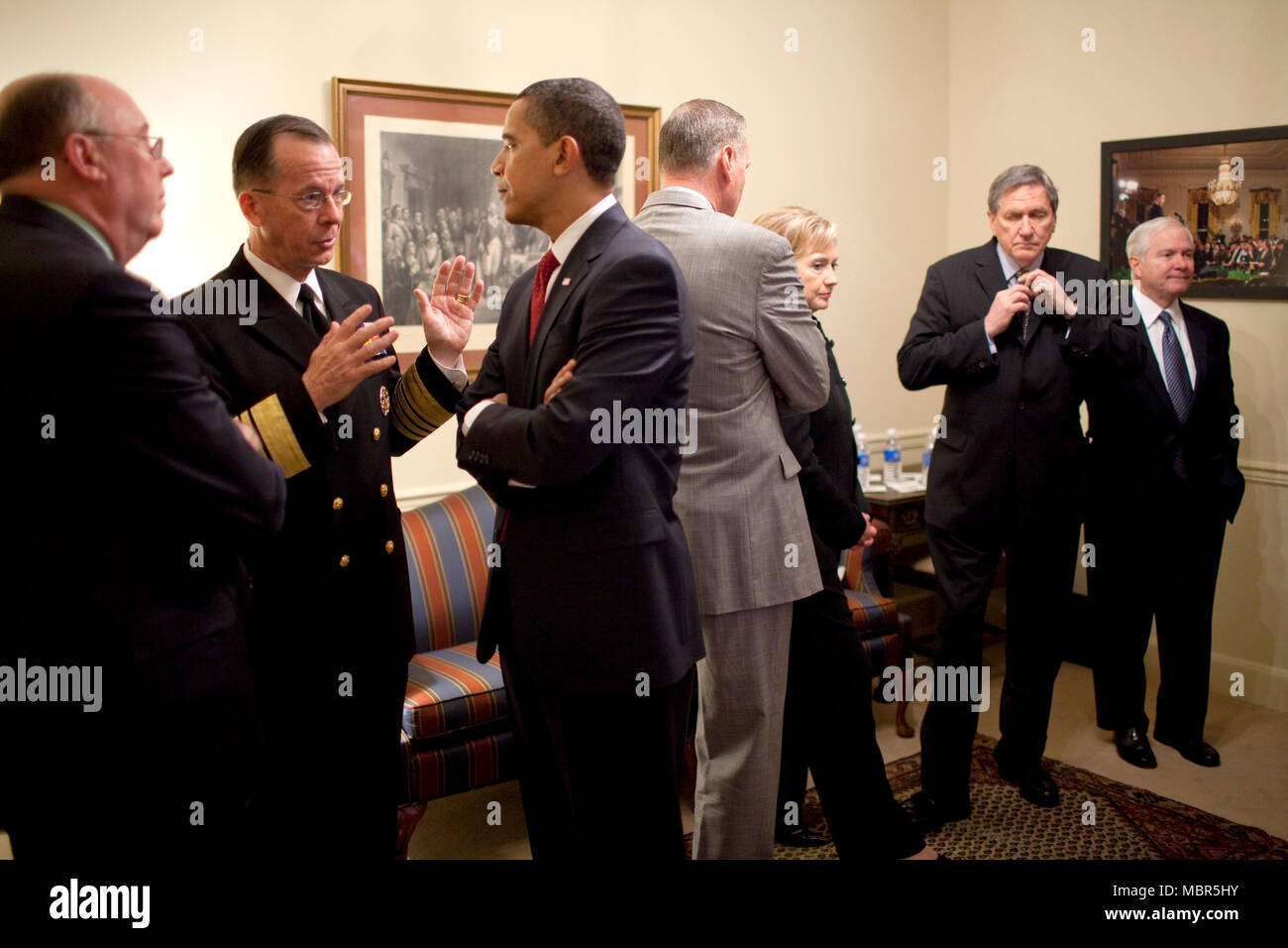 Il presidente Barack Obama parla con l'Ammiraglio Michael Mullen, Presidente del Comune di capi di Stato Maggiore prima di un intervento di politica sulla strategia per Afghanistan e Pakistan. 3/27/09 .Official White House Photo by Pete Souza Foto Stock